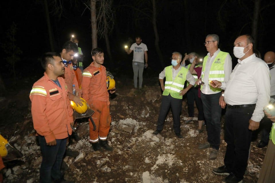 Sarnı&ccedil;&rsquo;ta d&uuml;n ormanlık alanda &ccedil;ıkan yangının, t&uuml;m yetkililerin ve vatandaşların