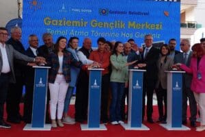 Gaziemir Belediyesi Gen&ccedil;lik Merkezi&rsquo;nin temelini atan İzmir B&uuml;y&uuml;kşehir Belediye Başkanı