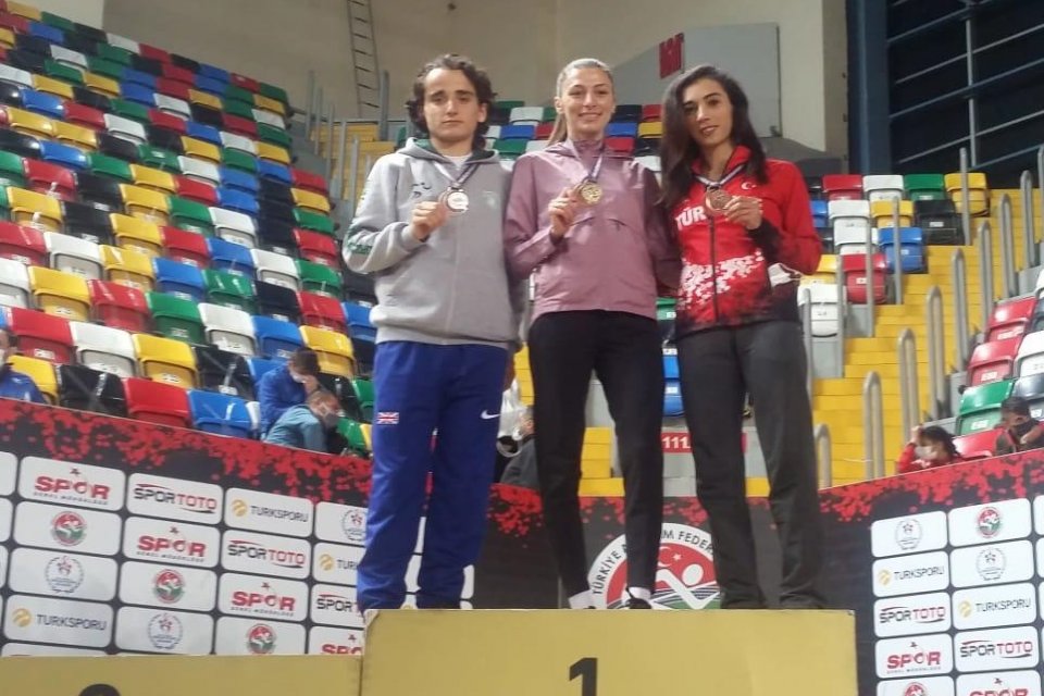 Gaziemir Belediyesi sporcusu&nbsp;Emine Selda Kırdemir,&nbsp;T&uuml;rkiye Salon Atletizm Şampiyonası&rsquo;nda uzun atlama