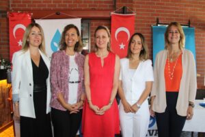 Kadın genel başkan yardımcısının onur konuğu olduğu, divan başkanlığını kadın