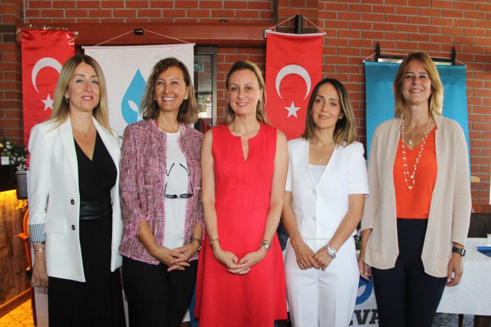 Kadın genel başkan yardımcısının onur konuğu olduğu, divan başkanlığını kadın