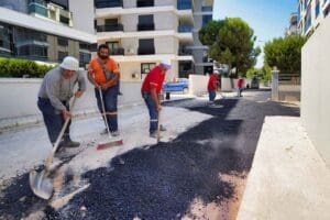 Yol bakım ve onarım &ccedil;alışmalarını aralıksız s&uuml;rd&uuml;ren Gaziemir Belediyesi, 2022