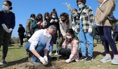 Gaziemirli çocuklar 200 zeytini toprakla buluşturdu