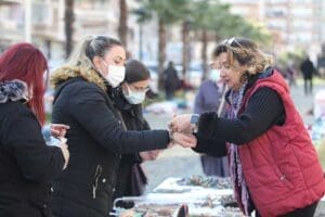 Jale Erol, Gaziemir Belediyesi&rsquo;nin Sevgi Yolu&rsquo;nda tahsis ettiği alanda kadınlarla