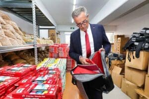 Gaziemir Belediyesi, Sosyal Market&rsquo;ten yararlanan ailelerin birinci sınıfa başlayan &ccedil;ocuklarına