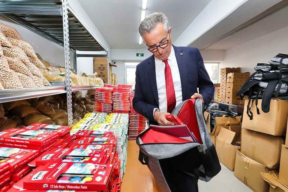 Gaziemir Belediyesi, Sosyal Market&rsquo;ten yararlanan ailelerin birinci sınıfa başlayan &ccedil;ocuklarına
