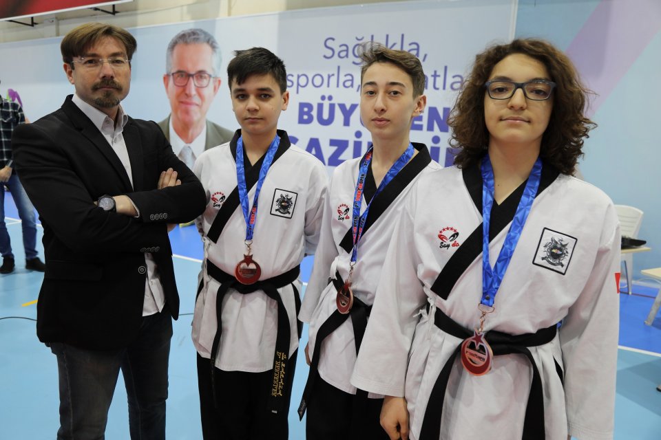 Gaziemir Belediyesi Gençlik ve Spor Kulübü sporcuları yıl boyunca katıldıkları