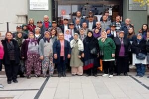 Menderes Belediyesi, il&ccedil;edeki gazi ve yakınları i&ccedil;in Bergama&rsquo;ya gezi d&uuml;zenledi.