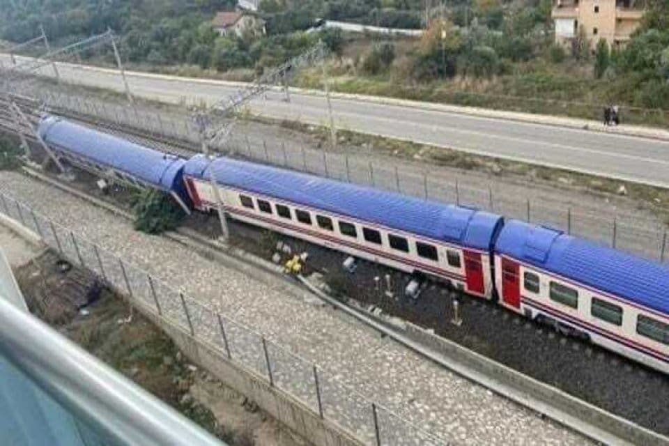 Kocaeli'nin Gebze il&ccedil;esinde yolcu treninin iki vagonu raydan &ccedil;ıktı. Kazada