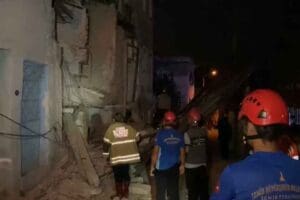 İZMİR&rsquo;in Konak il&ccedil;esinde, hen&uuml;z belirlenemeyen bir nedenle 3 katlı metruk