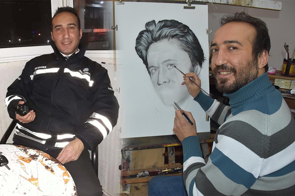 İzmir'de geceleri özel bir şirkette güvenlik görevlisi olarak çalışan Egemen