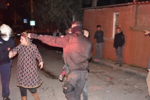 İzmir'in Karabağlar ilçesinde buzdolabının elektrik aksamındaki arızadan kaynaklanan yangında, devriye
