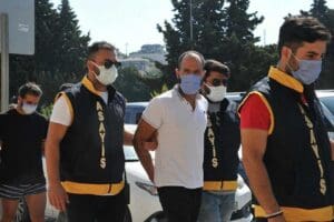 İzmir'in &Ccedil;eşme il&ccedil;esinde bir gece kul&uuml;b&uuml; &ouml;n&uuml;nde &ccedil;ıkan, Alpay Kalyon'un