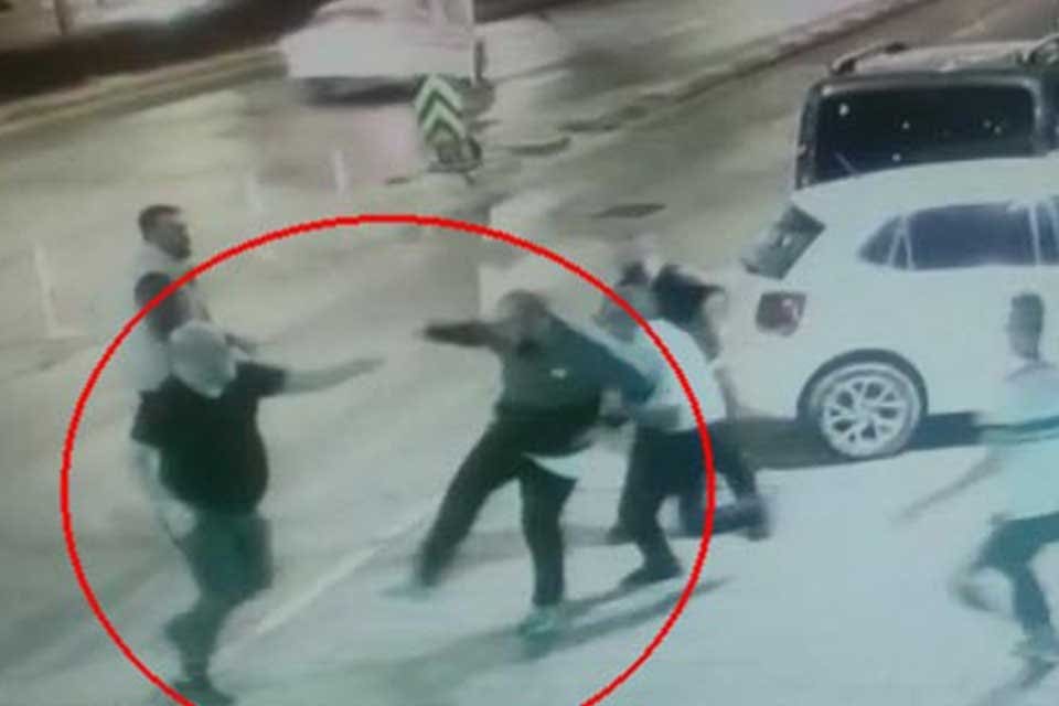İzmir'de gece kul&uuml;b&uuml;nde &ccedil;alışan A.K. (24) adlı kadını dışarı &ccedil;ıkarmak