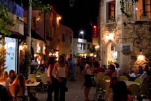 İzmir'in Çeşme ilçesinde, bir gece kulübüne alınmayan şüpheli ya da