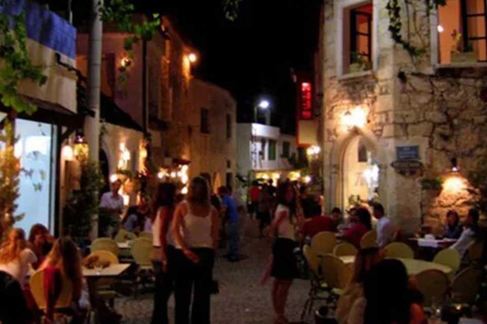 İzmir'in Çeşme ilçesinde, bir gece kulübüne alınmayan şüpheli ya da