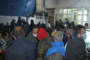 Denizli'de ihbar &uuml;zerine gecekondu g&ouml;r&uuml;n&uuml;ml&uuml; mekana baskın yapan ekipler, karşılaştıkları