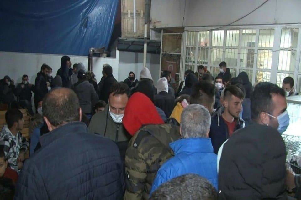 Denizli'de ihbar &uuml;zerine gecekondu g&ouml;r&uuml;n&uuml;ml&uuml; mekana baskın yapan ekipler, karşılaştıkları