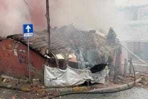 İstanbul Şişli'de bir gecekonduda patlama sonrası yangın &ccedil;ıktı. Olay yerine