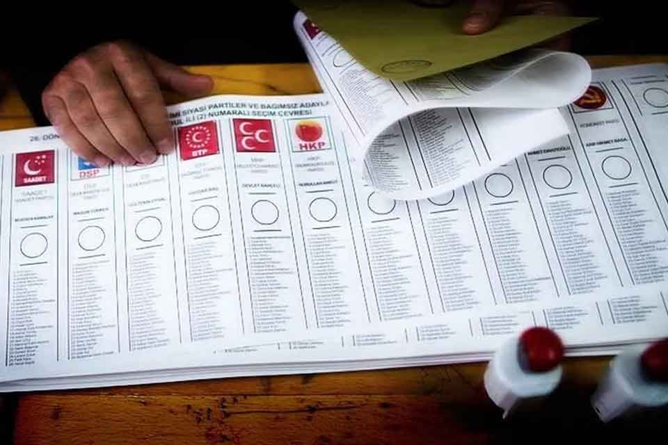 Y&uuml;ksek Se&ccedil;im Kurulu (YSK) Başkanlık binasında, oy verme s&uuml;recine ilişkin