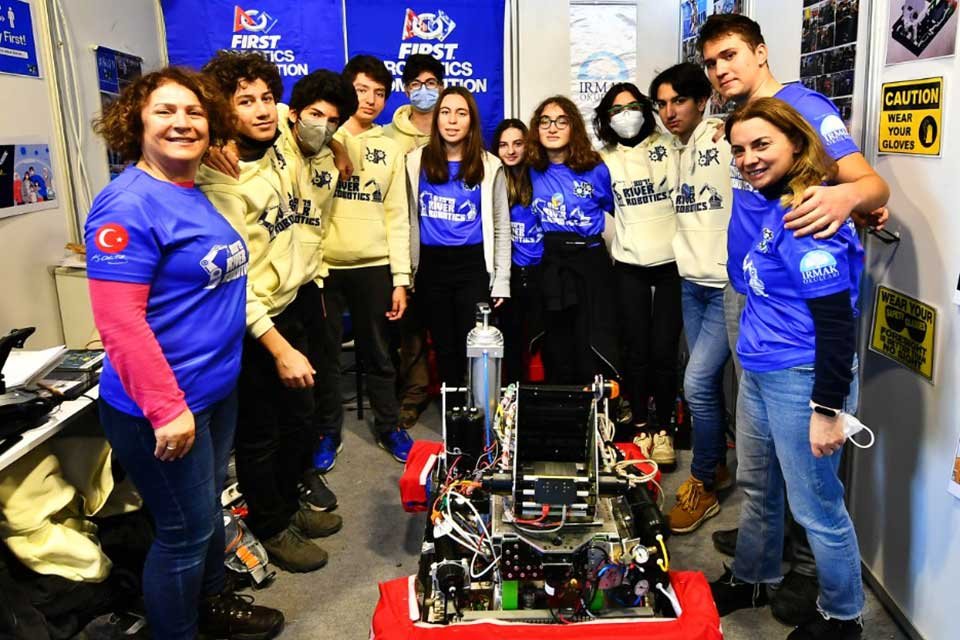 İzmir B&uuml;y&uuml;kşehir Belediyesi&rsquo;nin d&uuml;zenlediği, &uuml;&ccedil; g&uuml;n s&uuml;ren First Robotics Competition