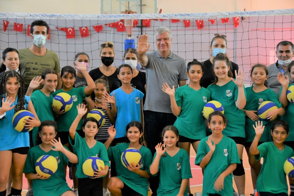 Narlıdere Belediyesi, &ccedil;ocukların sporla i&ccedil; i&ccedil;e b&uuml;y&uuml;mesi ve yeteneklerini keşfedebilmesi