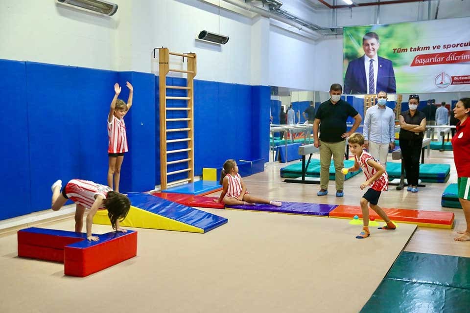 Karşıyaka Belediyesi, &ccedil;ocukları geleceğe hazırlamak ve erken yaşta spor altyapısı