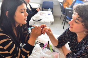 İzmir B&uuml;y&uuml;kşehir Belediyesi Meslek Fabrikası&rsquo;nın protez tırnak ve tırnak sanatı