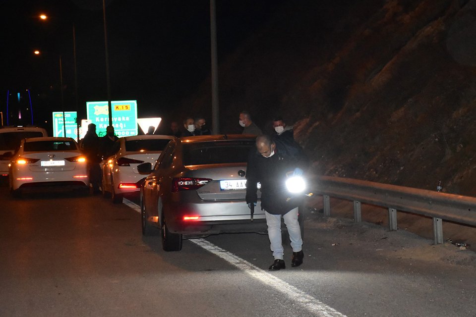 Gelecek Partisi İzmir İl Başkanı Cüneyt İşçilik otomobili ile seyir halinde