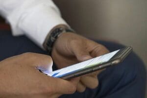 İzmir'de, SMS ve maille&nbsp; g&ouml;nderdiği linklerle, akıllı telefonlarına girerek banka