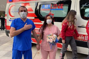 İzmir'de yaşayan sağlık çalışanları Zeynep Fırtına ve Erhan Yaymacı, dünya