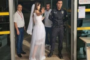 Karab&uuml;k'te d&uuml;ğ&uuml;n g&uuml;n&uuml; ile sınavı &ccedil;akınca K&uuml;bra Karataş (25), okula