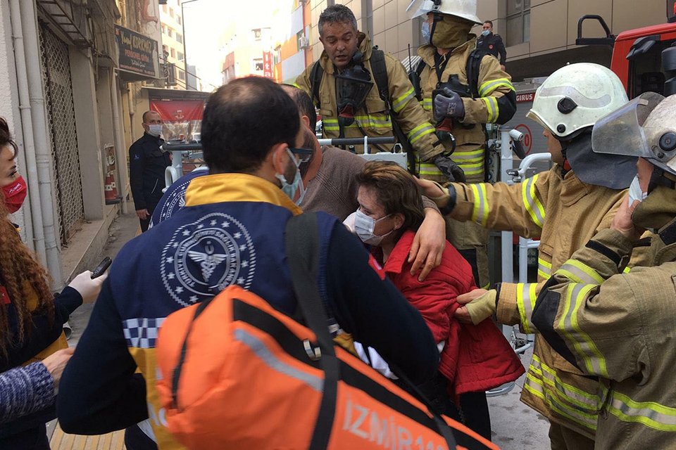 İzmir'in Konak ilçesinde gelinlik atölyesinde çıkan yangında mahsur kalan Safiye