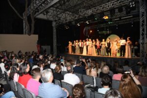 İzmir Aşkına M&uuml;zikali, Bornova Belediyesi'nin katkılarıyla Ayfer Feray A&ccedil;ıkhava Tiyatrosu'nda