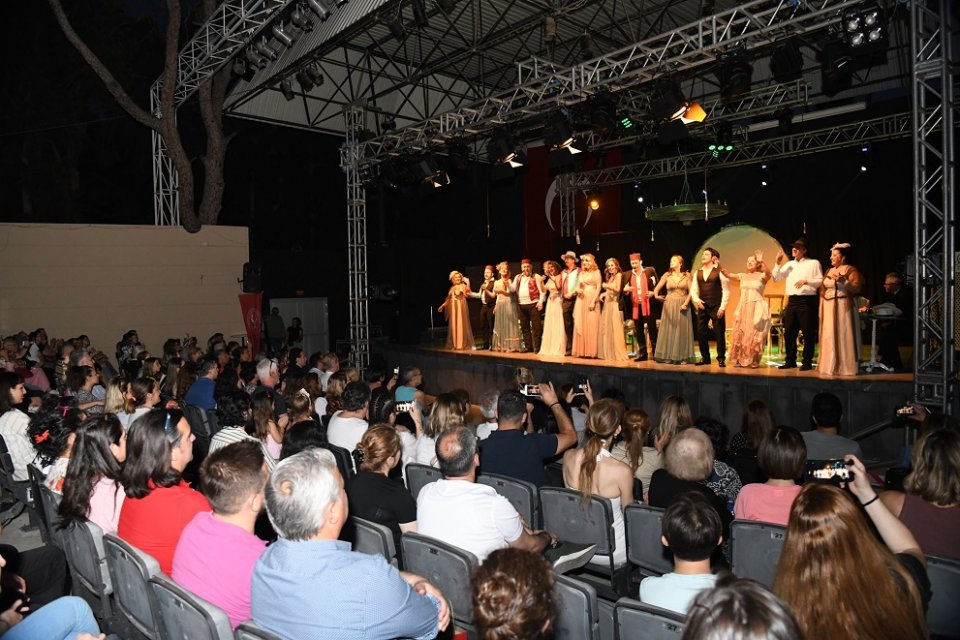 İzmir Aşkına M&uuml;zikali, Bornova Belediyesi'nin katkılarıyla Ayfer Feray A&ccedil;ıkhava Tiyatrosu'nda