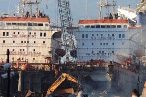 İzmir'in Aliağa il&ccedil;esinde, gemi s&ouml;k&uuml;m&uuml; sırasında patlamanın ardından &ccedil;ıkan yangında