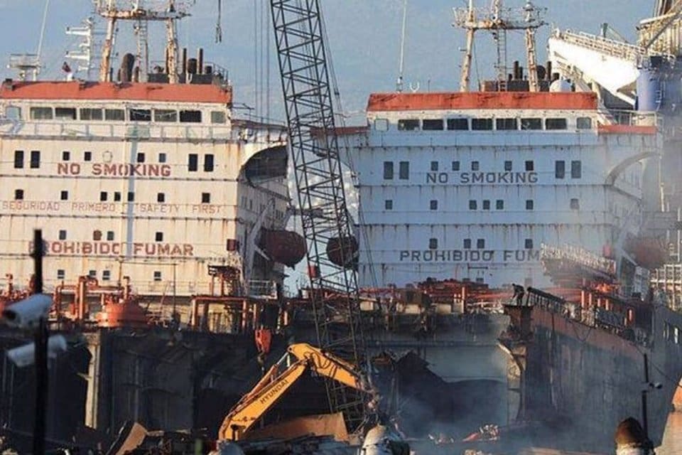 İzmir'in Aliağa il&ccedil;esinde, gemi s&ouml;k&uuml;m&uuml; sırasında patlamanın ardından &ccedil;ıkan yangında