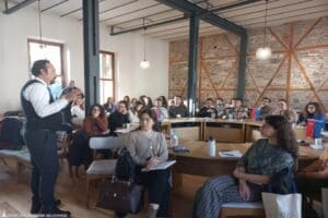 İzmir B&uuml;y&uuml;kşehir Belediyesi&rsquo;nin &ouml;nc&uuml;l&uuml;ğ&uuml;nde hazırlanan İzmir S&uuml;rd&uuml;r&uuml;lebilirlik El&ccedil;ileri Eğitim Programı&rsquo;nın