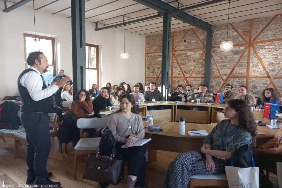 İzmir B&uuml;y&uuml;kşehir Belediyesi&rsquo;nin &ouml;nc&uuml;l&uuml;ğ&uuml;nde hazırlanan İzmir S&uuml;rd&uuml;r&uuml;lebilirlik El&ccedil;ileri Eğitim Programı&rsquo;nın