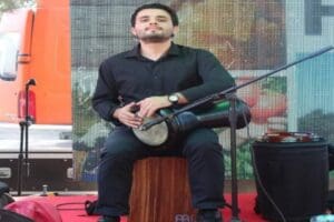 İzmir'de &ccedil;eşitli mekanlarda m&uuml;zisyenlik yapan hen&uuml;z 29 yaşındaki Mehmet Mert