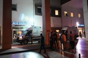 Mardin'de hafif ticari ara&ccedil; yolun karşısına ge&ccedil;mek isteyen iki &ouml;ğretmene