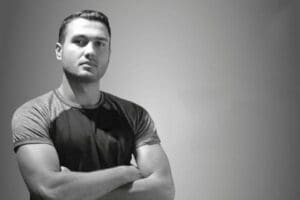 &nbsp;İzmir'in Karşıyaka il&ccedil;esinde, spor antren&ouml;r&uuml; Batuhan Kerimoğlu (21), evinde &ouml;l&uuml;
