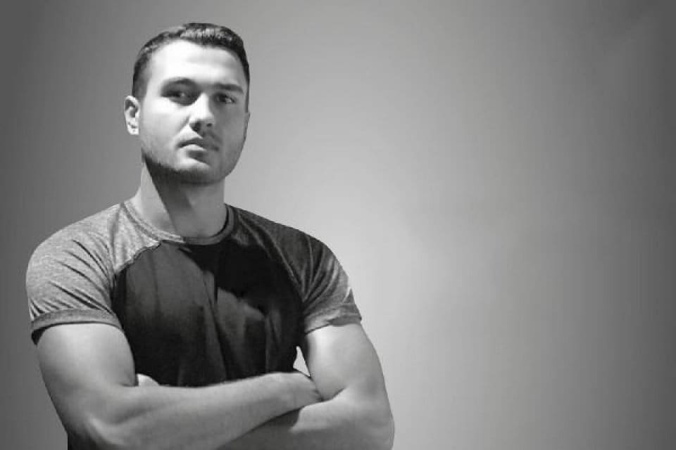 &nbsp;İzmir'in Karşıyaka il&ccedil;esinde, spor antren&ouml;r&uuml; Batuhan Kerimoğlu (21), evinde &ouml;l&uuml;