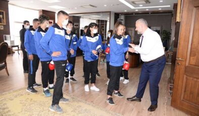 Genç sporcuları Başkan Pehlivan uğurladı