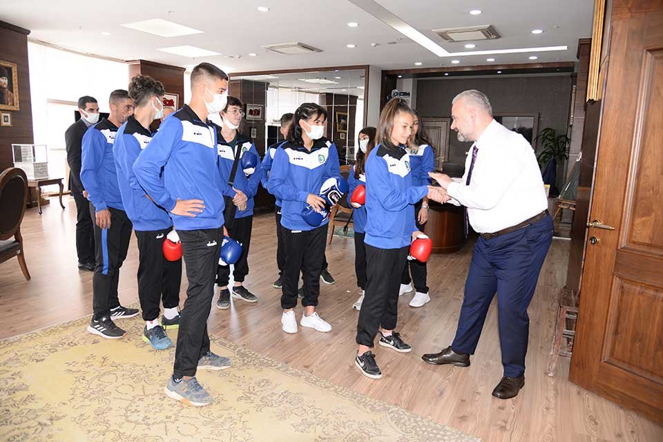 Menemen Belediye Başkanı Aydın Pehlivan, Kuşadası’nda düzenlenecek Muay Thai Türkiye