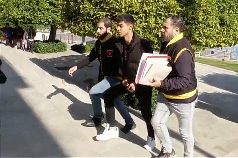 Muğa'nın Marmaris il&ccedil;esinde, tartıştığı arkadaşı Bora Say'ı (21) tabancayla y&uuml;z&uuml;nden