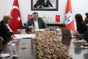 Konak Belediye Başkanı Abd&uuml;l Batur, Sosyal İklim Derneği y&ouml;neticilerini konuk