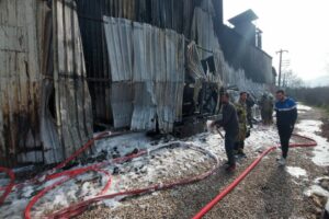 İzmir'in Bornova il&ccedil;esinde,&nbsp;geri d&ouml;n&uuml;ş&uuml;m tesisindeki akaryakıt tankında yangın &ccedil;ıktı. İtfaiye