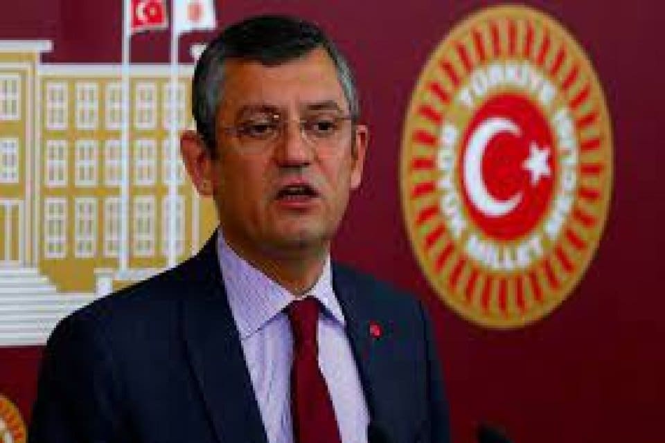 CHP Grup Başkanvekili &Ouml;zg&uuml;r &Ouml;zel, Gezi Davası'nın 25 Nisan'a ertelenmesi