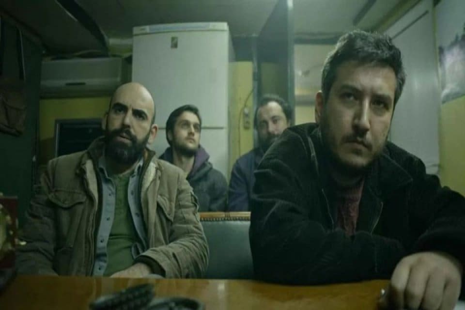 Başrollerinde Feyyaz Yiğit, Kıvan&ccedil; Kılın&ccedil; ve Ahmet K&uuml;rşat &Ouml;&ccedil;alan'ın yer